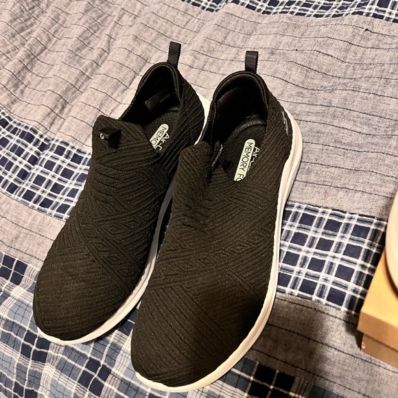 2 pairs of sneakers USED .  Steve madden & skechers size 10 - Picture 2 of 4